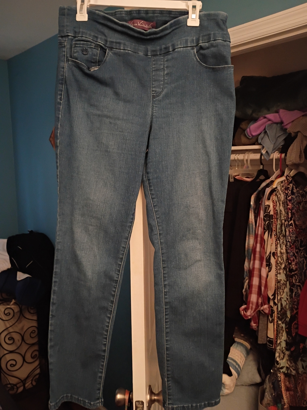 Gloria Vanderbilt Straight Leg Jeans in Medium Blue Wash